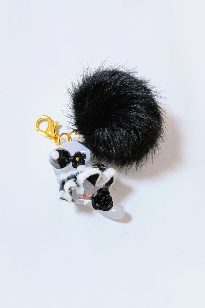 スカートじゃれネコちゃんファー付きチャーム✨