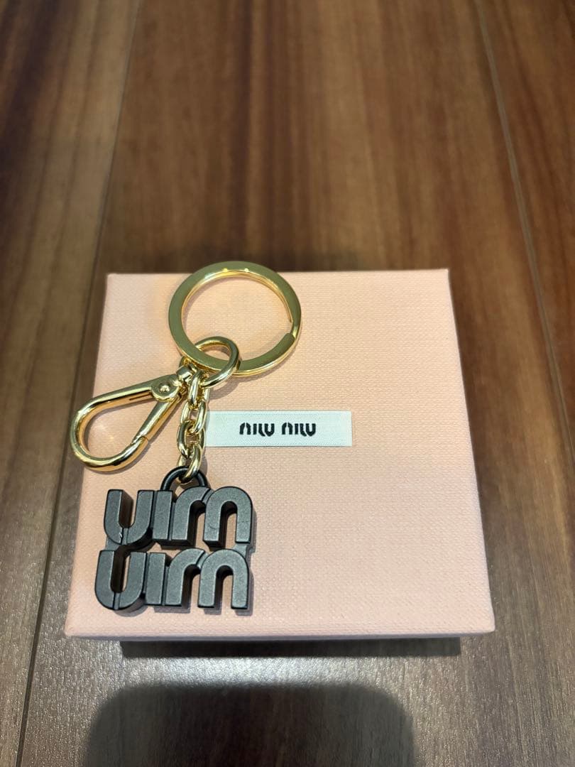 あ*ち様 新作miu miu ロゴデザイン キーホルダー