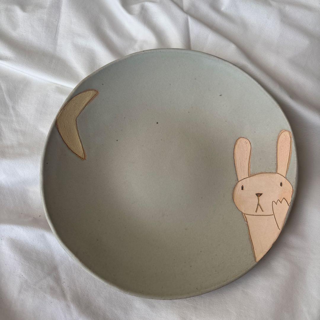 長田恵　大きめお皿と猫の置き物