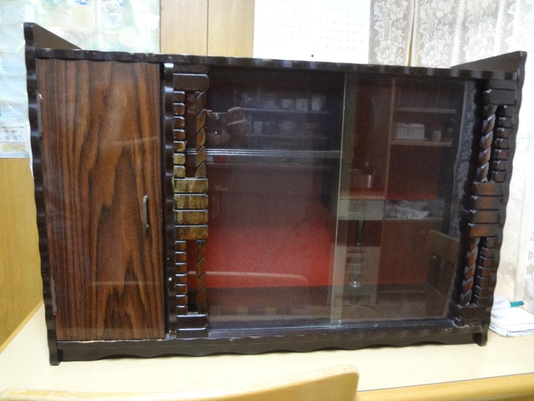 サイドボード　木製　アンティーク家具　お酒のボトルやグラス・食器の収納棚