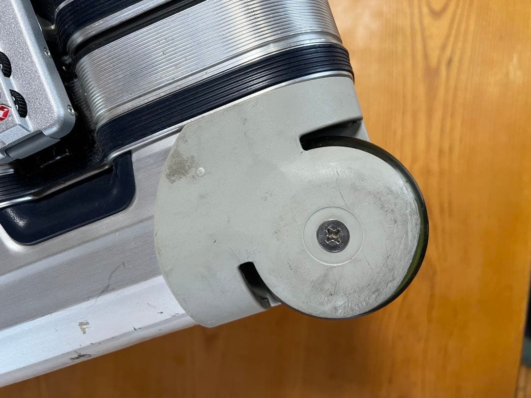 リモワRIMOWA シルバーインテグラル スーツケース 機内持ち込み