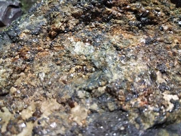 水晶、翡翠、蛇石、どれも原石です。