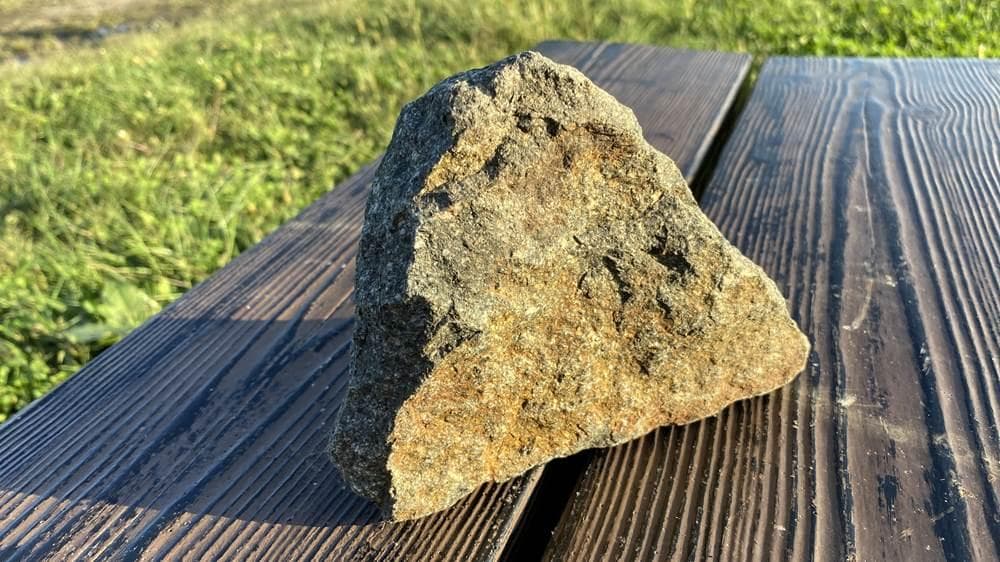 超貴重・岩手県遠野産 「遠野の銘石 角閃石」原石 1.5キロ・送料無料（＃12）