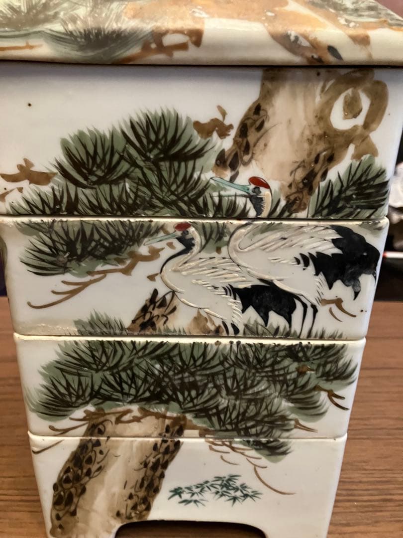 鶴と松の美しい絵柄が施された陶器製の4段重箱