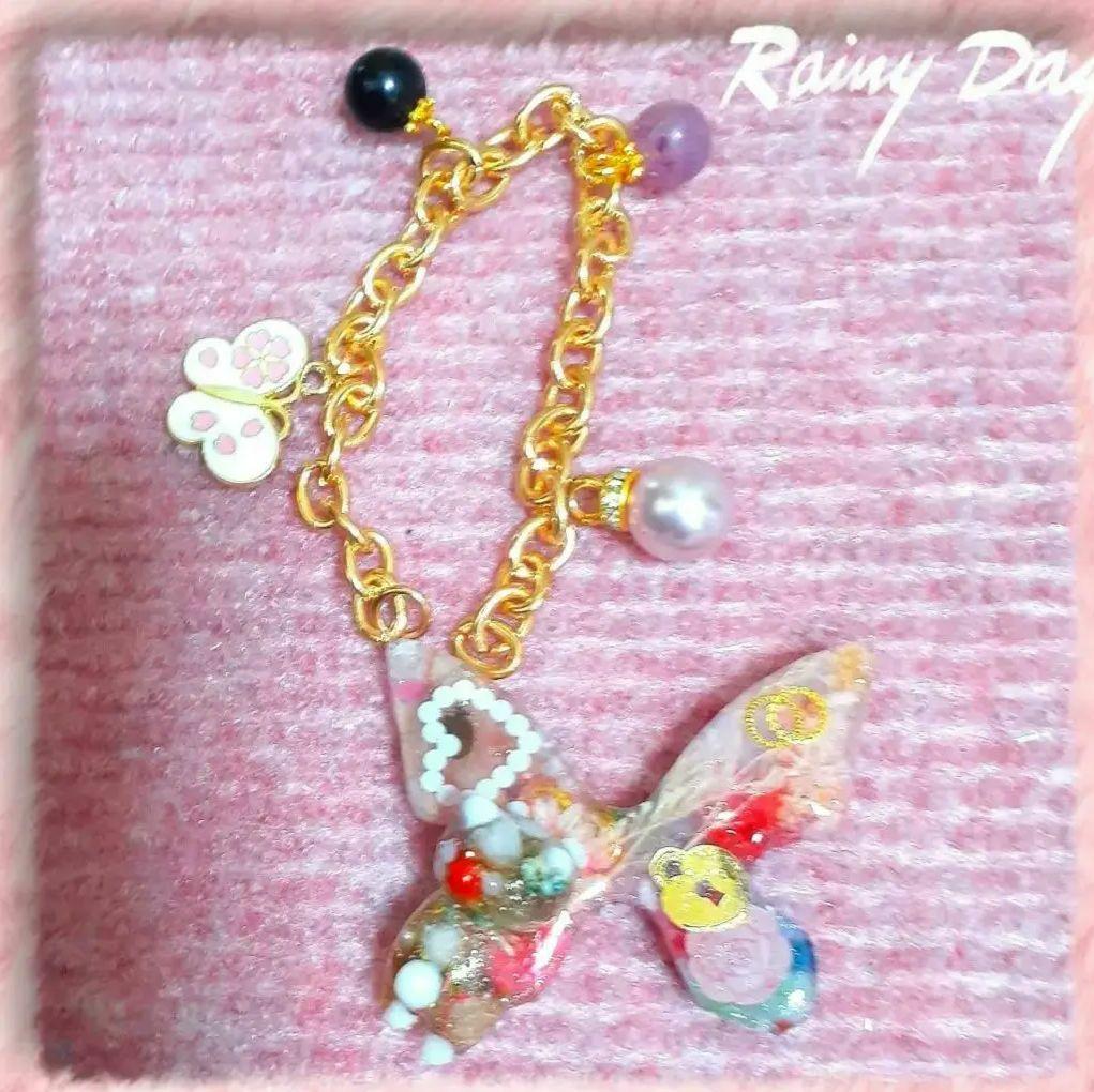 879在庫整理中　レジンぐで猫付き蝶々　ぐで猫くっつき蝶々バックチャーム　春.夏