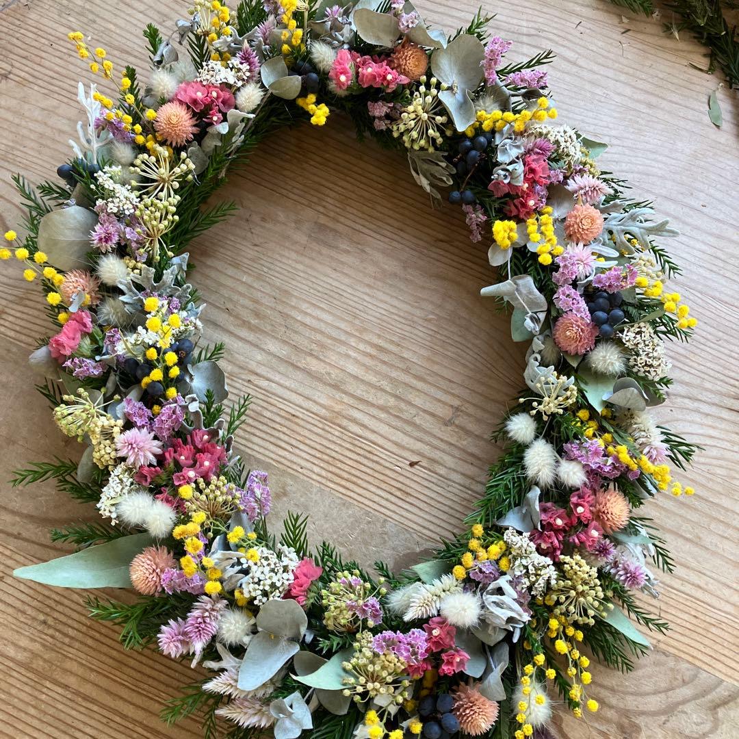 大きなミモザとピンクのオーバルリース　イタリア産ミランドール　スターチス　春