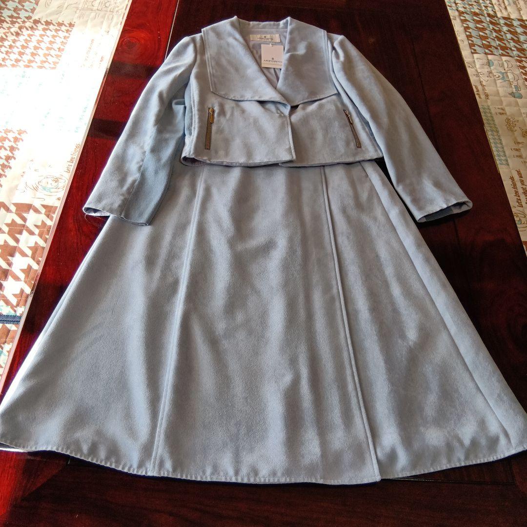 ☆yacco☆薄い水色のスカートとジャケットです❣