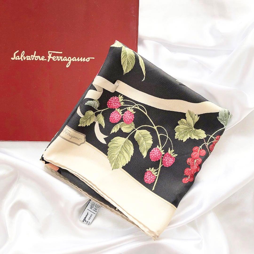 Ferragamo*フェラガモ　大判スカーフ　花柄　フルーツ　イチゴ　シルク