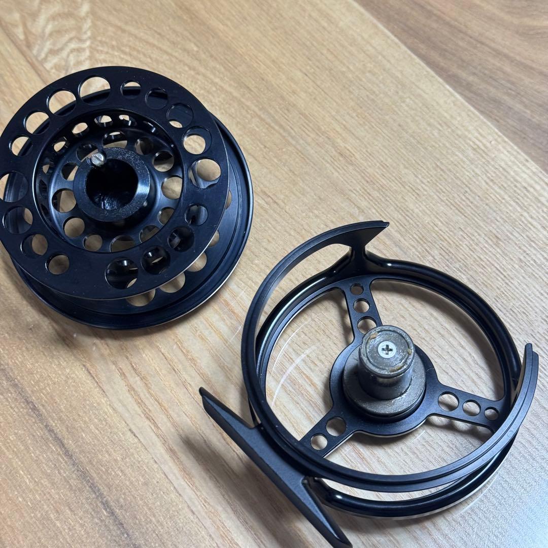 VARIVAS Surface System フライリール ブラック