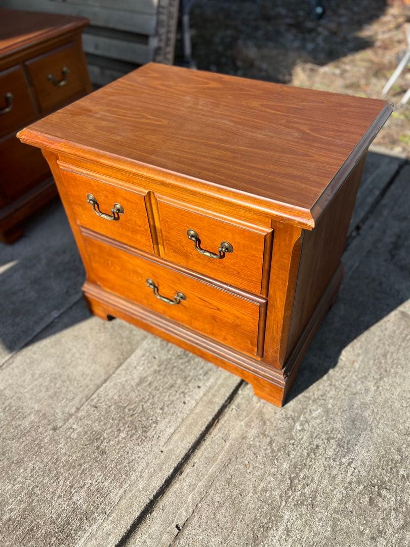 Thomasville ナイトテーブル　②