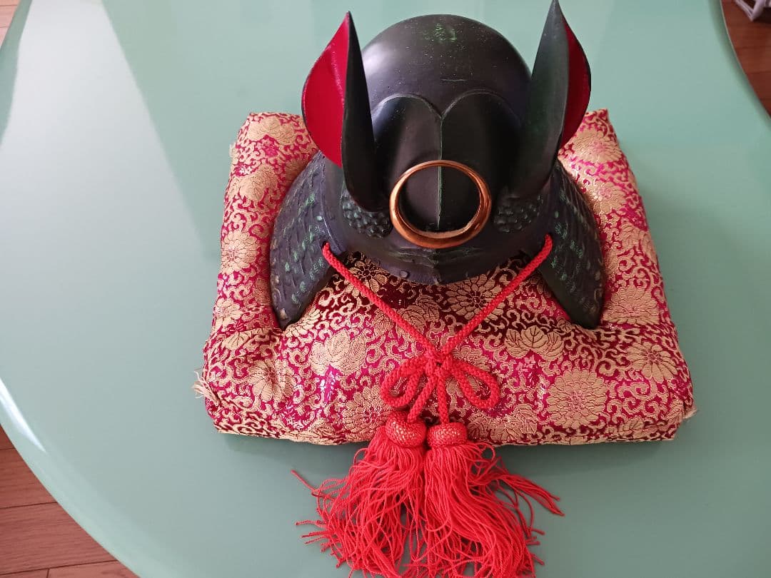 日本の伝統的な兜 黒と赤