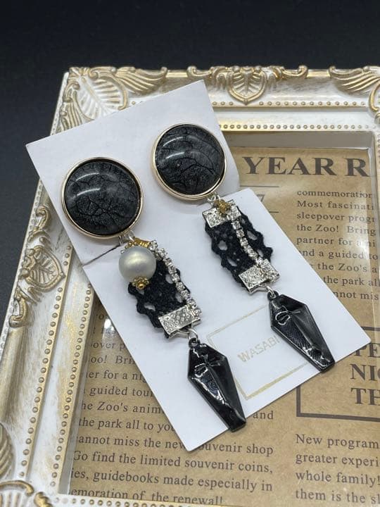 （ハロウィン）（送料無料）ブラックカボションとラインストーンとクロスのイヤリング