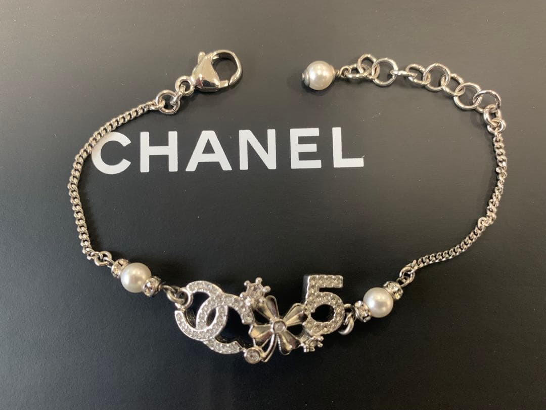 【ほぼ新品】CHANEL ロゴブレスレット　箱、リボン、保存袋付