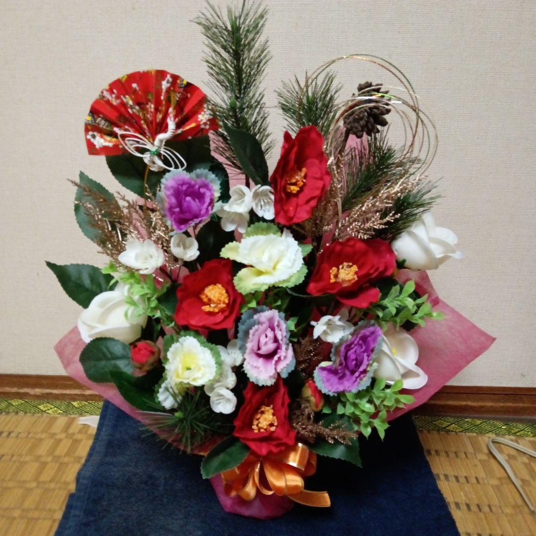 お正月飾り　赤い椿　葉牡丹　アレンジメント