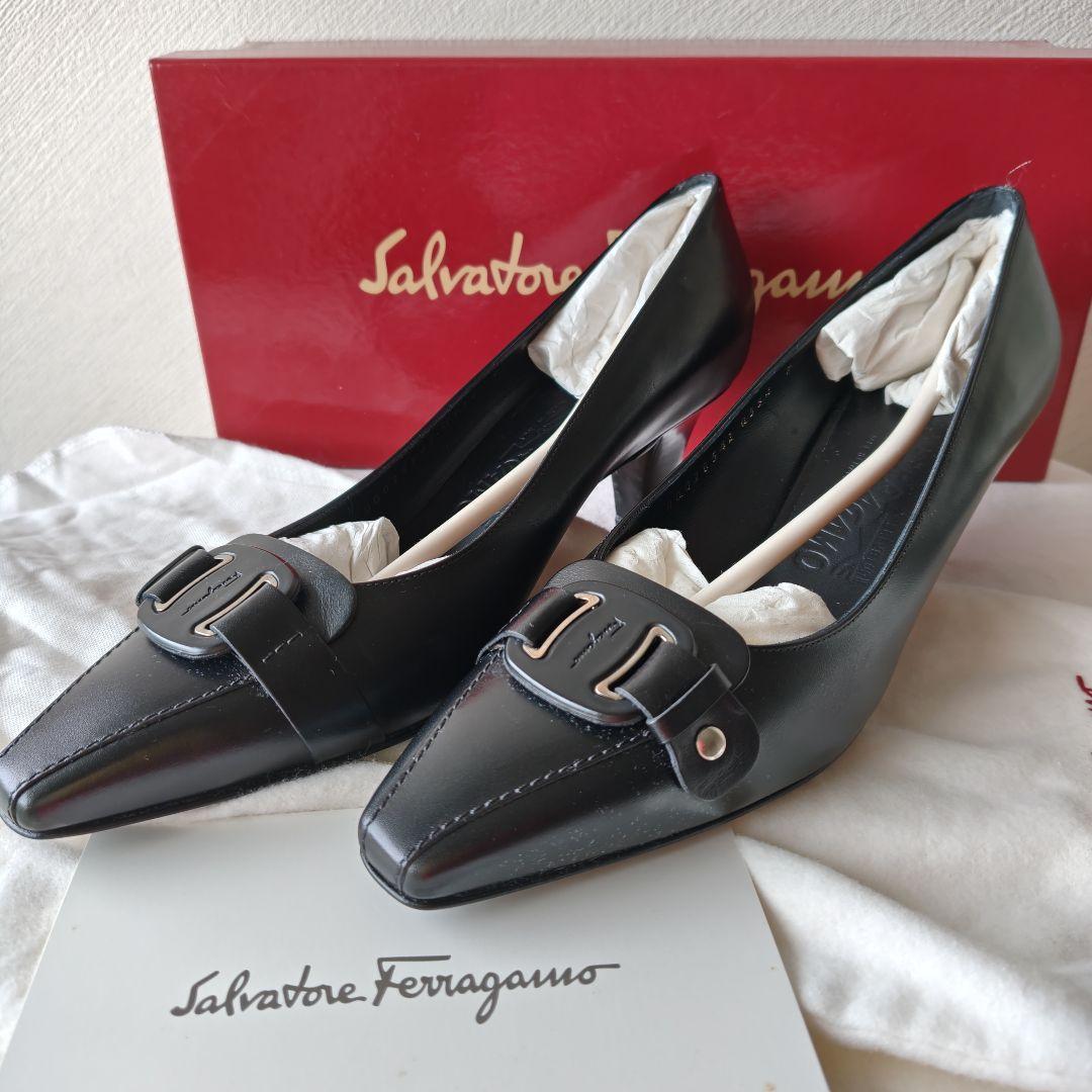 未使用品級 Salvatore Ferragamo ブラックレザー パンプス
