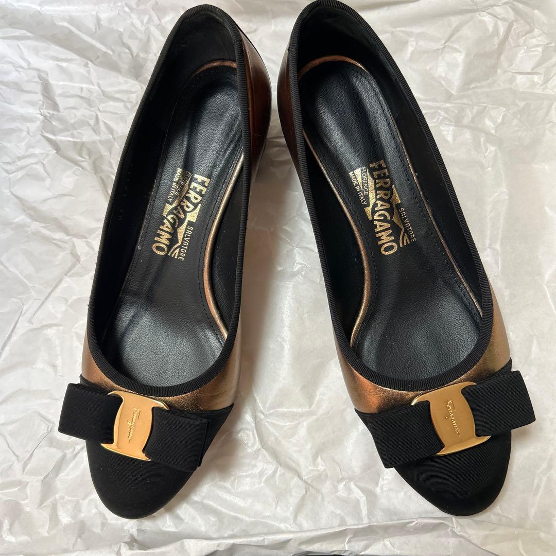 極美品 SalvatoreFerragamo ヴァラリボン パンプス ゴールド
