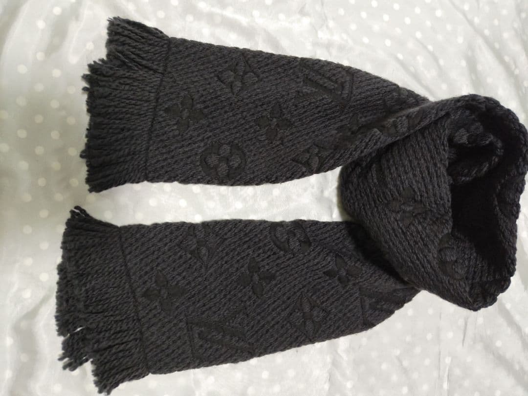 美品！黒いロゴ入りウール混紡マフラー