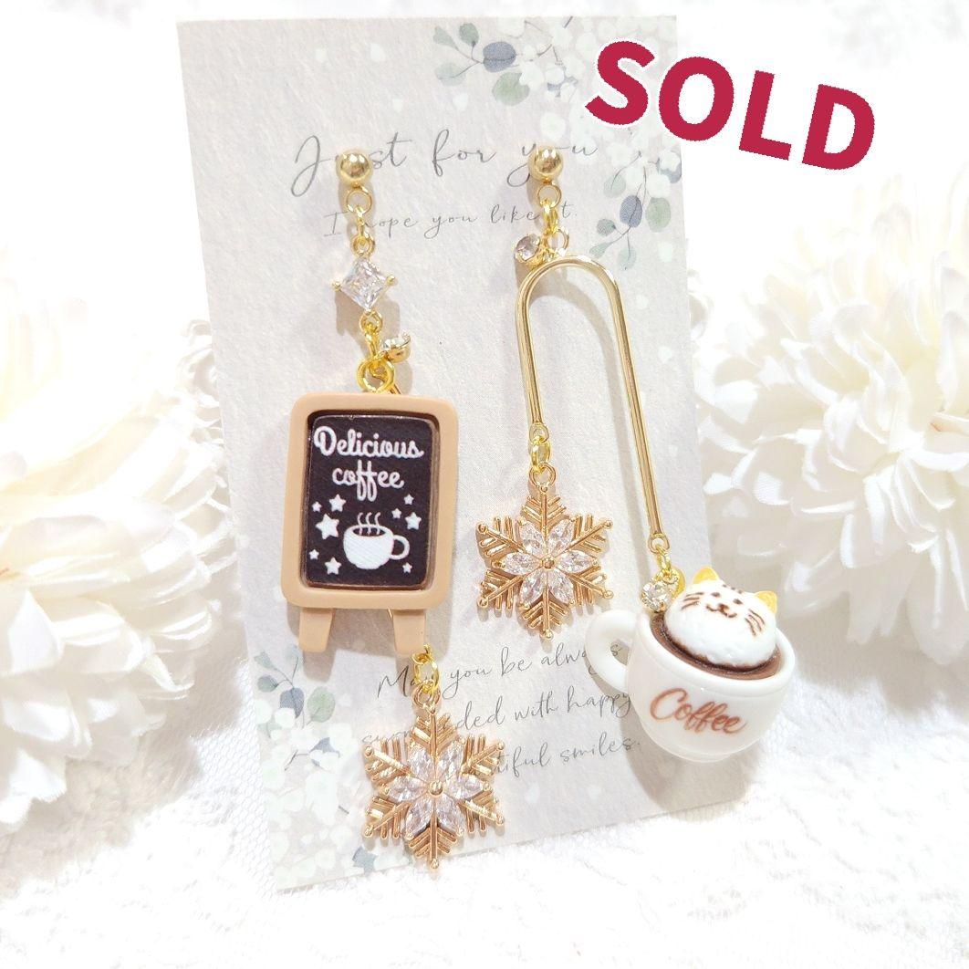 ジルコニア雪の結晶と猫ホイップクリーム 冬のカフェ コーヒー シャンデリアピアス