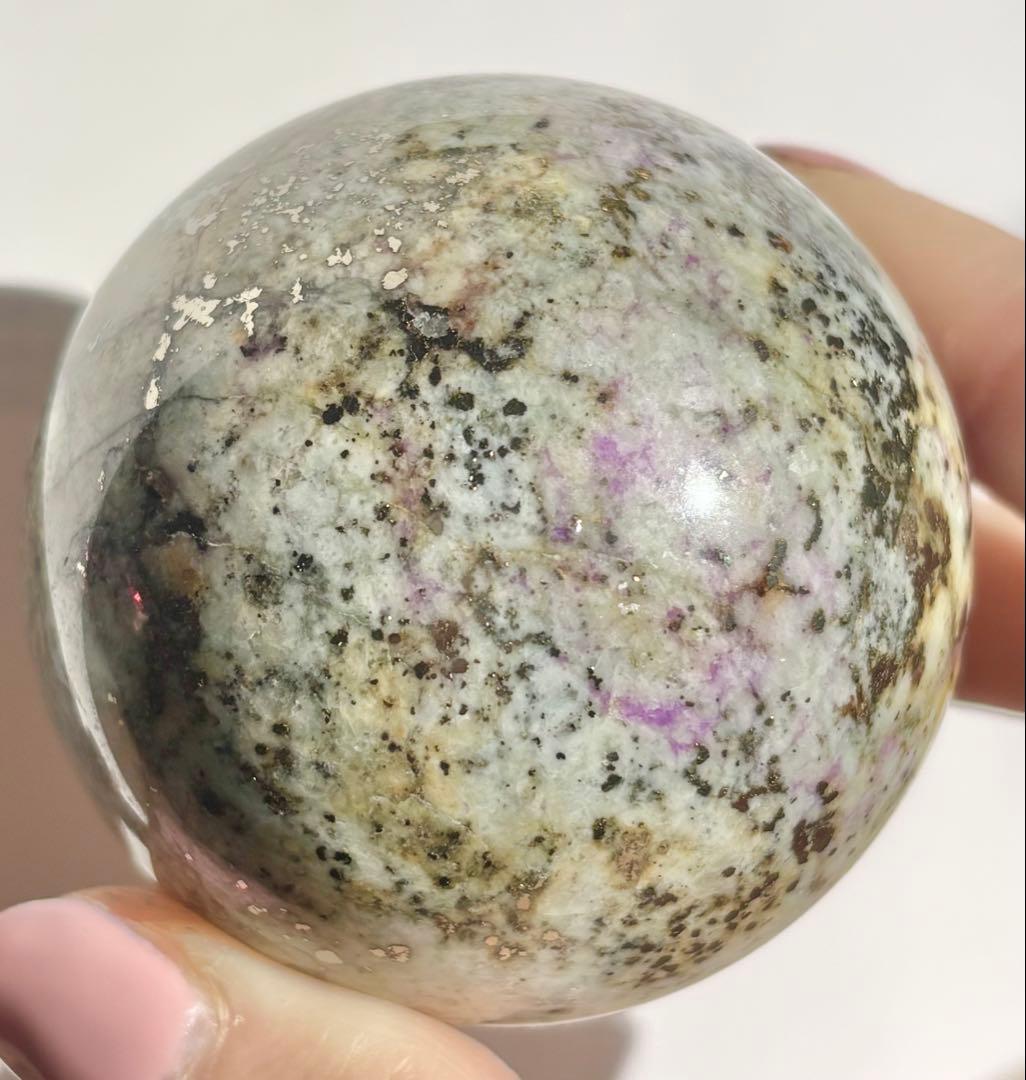 《鉱物標本・レア》ユーパーライト系 点在UV発光 パイライト共生　スフィア　丸玉