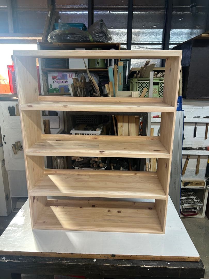 無垢材を使用したハンドメイドの本棚