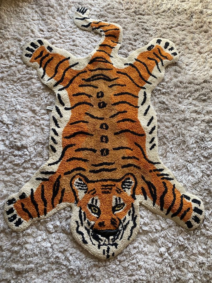 トラ型ラグ 約85cm × 130cm