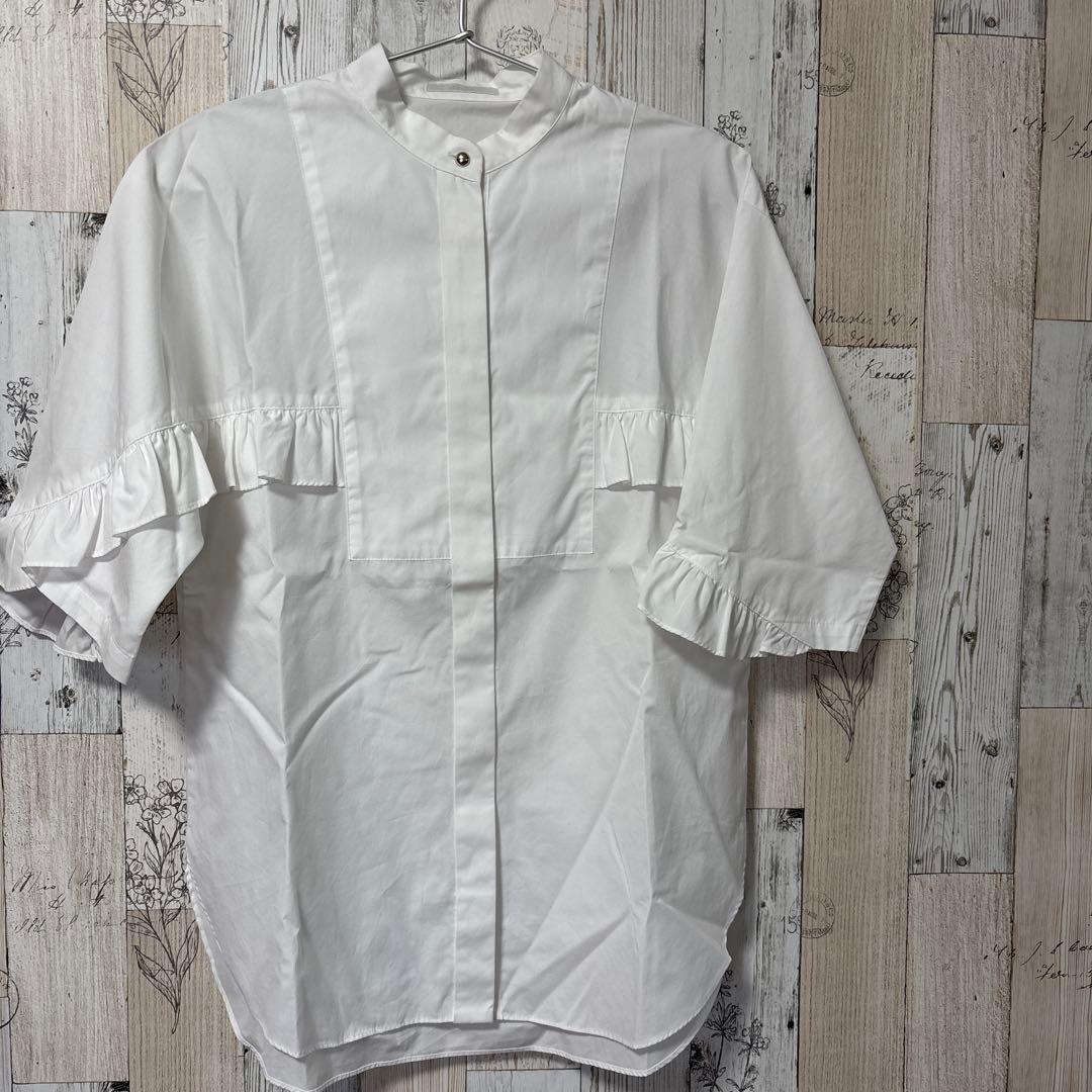 フリル付きホワイト半袖シャツ