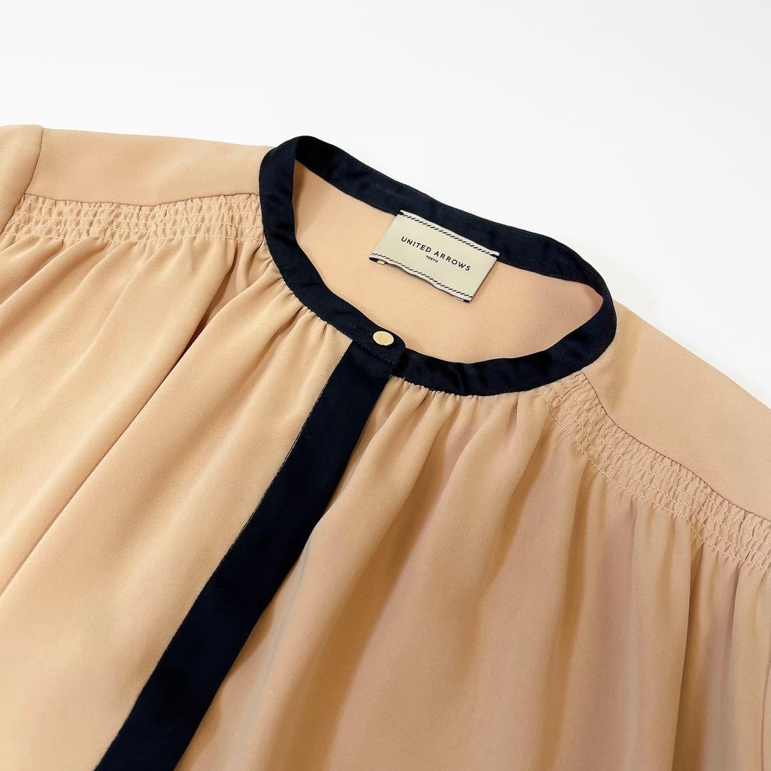 ユナイテッドアローズ バイカラーパイピングブラウス とろみ ベージュ 金ボタン