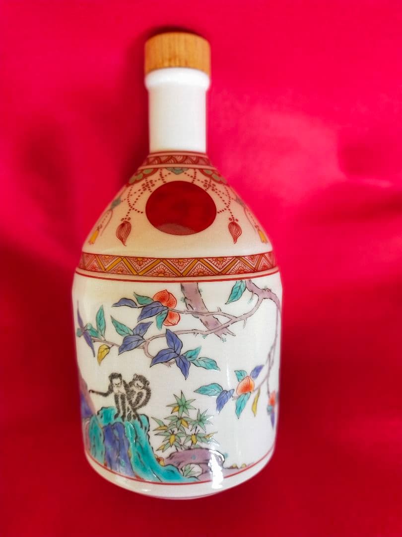 サントリーウイスキー空ボトル　有田焼　錦赤玉瓔珞文風物絵