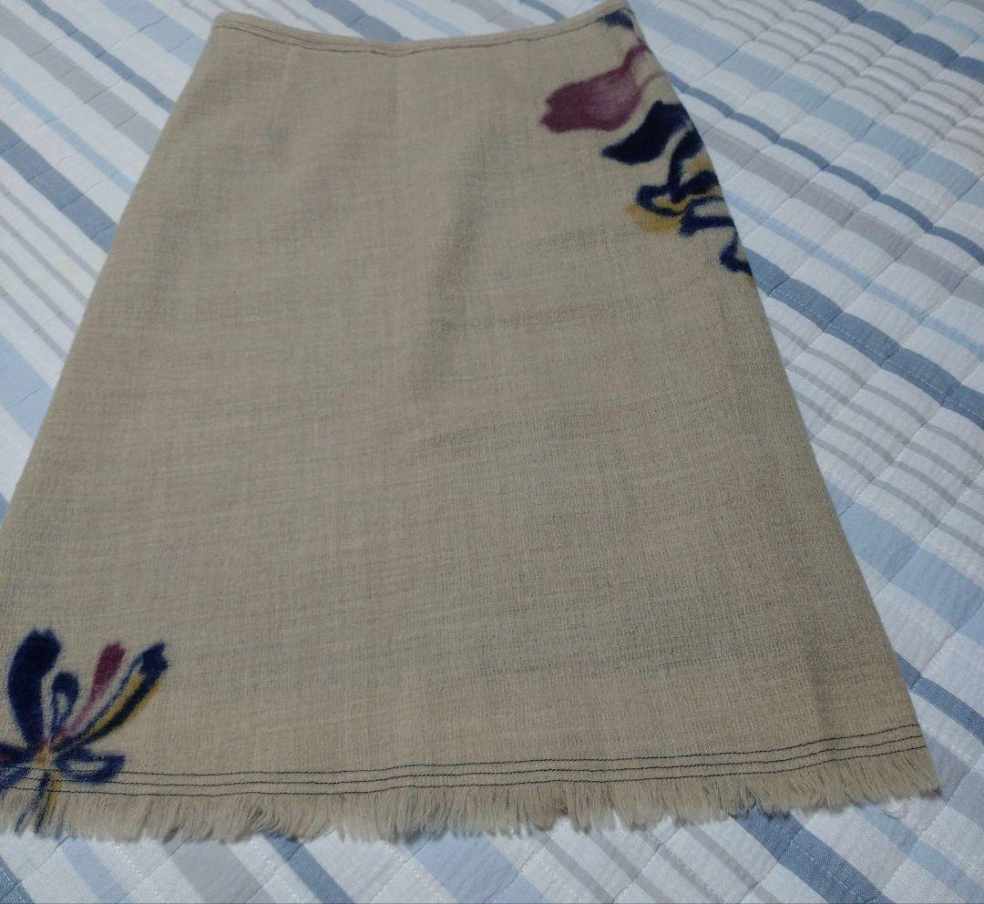 パラスパレス秋冬春　花柄プリント 生成り系ひざ丈スカート