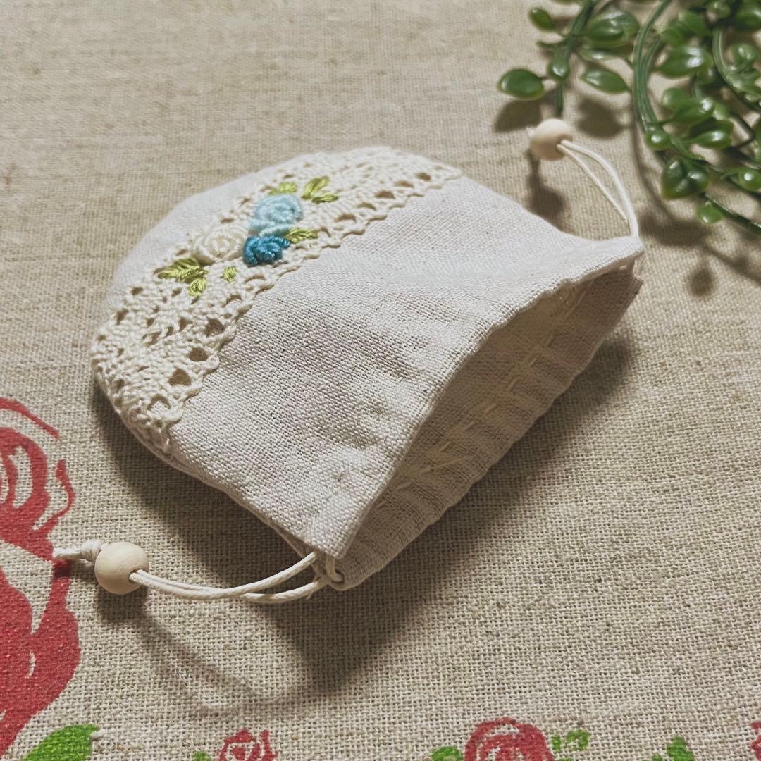 No.2306-66 手のひら巾着サシェ 香り袋 綿麻 ローズ刺繍 ブルー 白