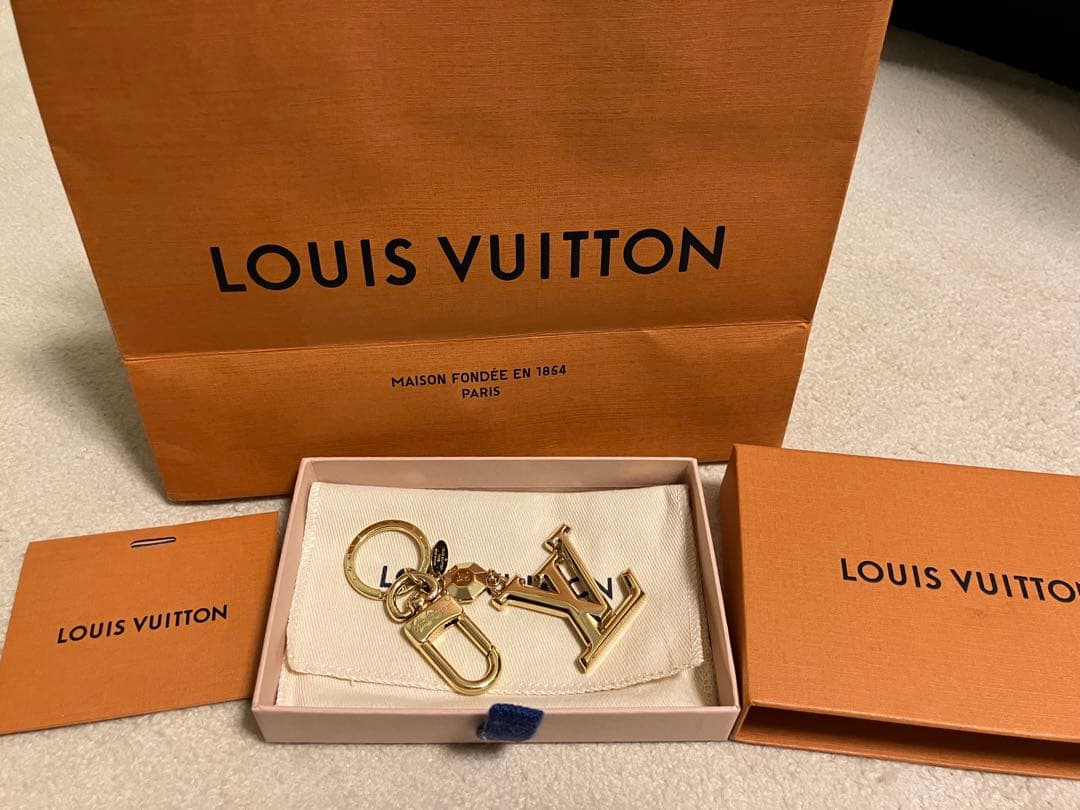 LOUIS VUITTON キーホルダー・LV ファセット