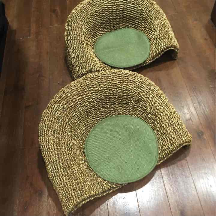 オシャレな藤の座イス2つ。インテリアに。