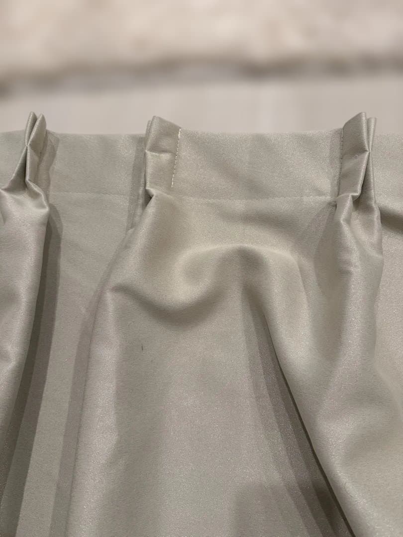 シルバーのドレープカーテン 裏地付き