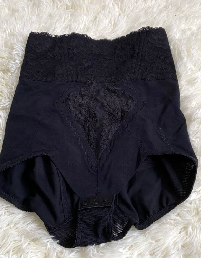 シャンデールのボディースーツx1 ブラx2 ガードルx2のブラックの5点セット