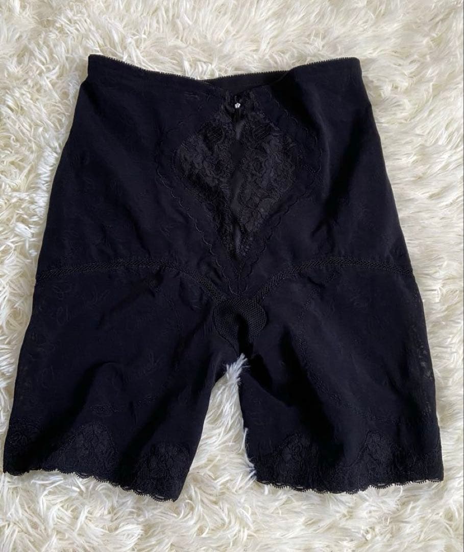 シャンデールのボディースーツx1 ブラx2 ガードルx2のブラックの5点セット