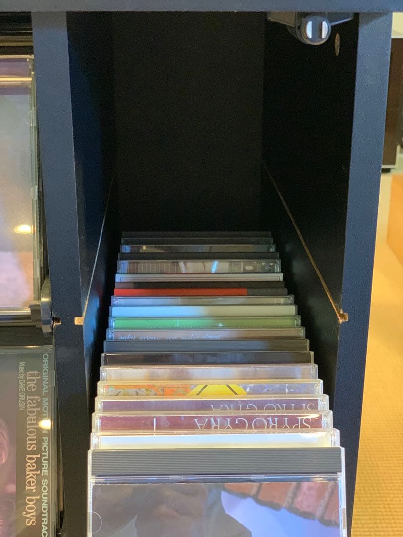 K　CDラック 黒 ガラス扉付き　160枚収納（3台あったうち最後の1台）