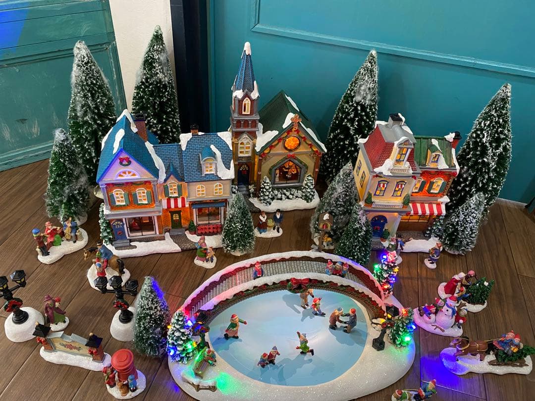 クリスマス/ ビレッジ 30ピース オーナメント　/ライトと音楽付き