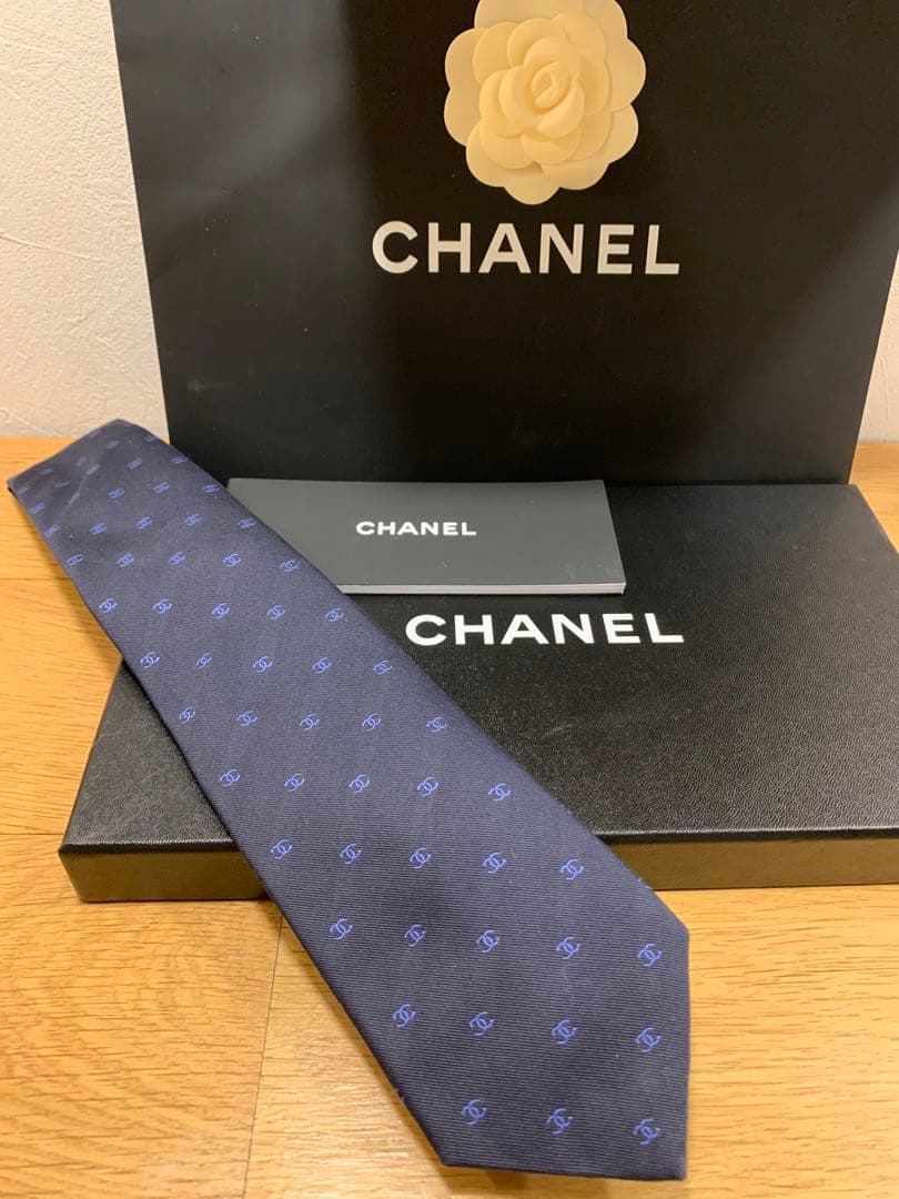 【極美品】CHANEL 現行モデル　ネクタイ ネイビー シャネルロゴパターン