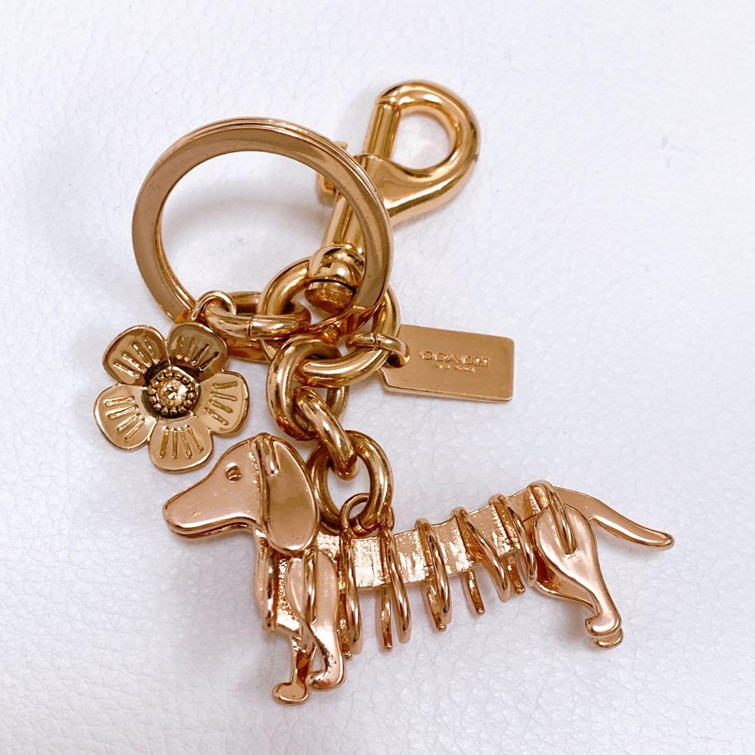 希少 COACH コーチ キーホルダー 犬 花 ピンクゴールド