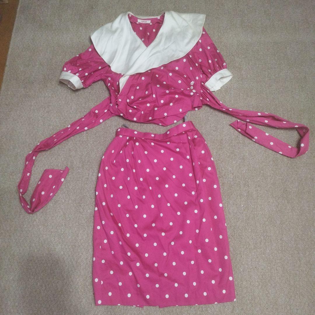 昭和レトロピンク水玉模様白襟付きスーツ