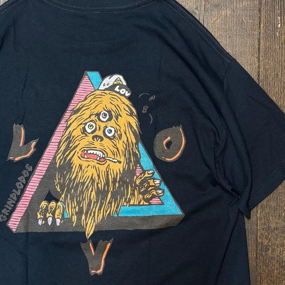 L GRINDLODGE x LOV S/S フルカラーTEE 刺繍