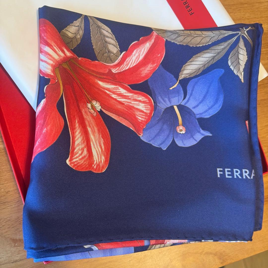 フェラガモ　シルクスカーフ