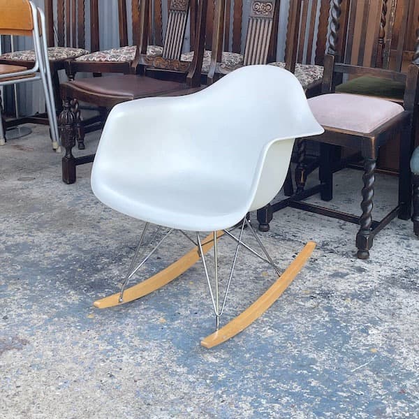ハーマンミラー　イームズ　アームシェルチェア　ロッカーベース　ホワイト