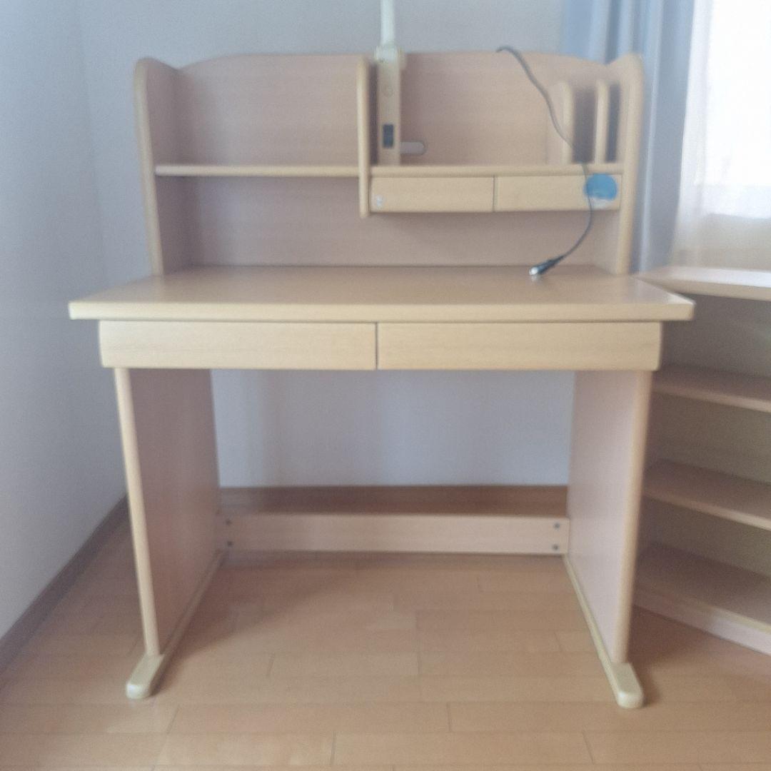 ナチュラルデザインの学習机 　　　　椅子なし