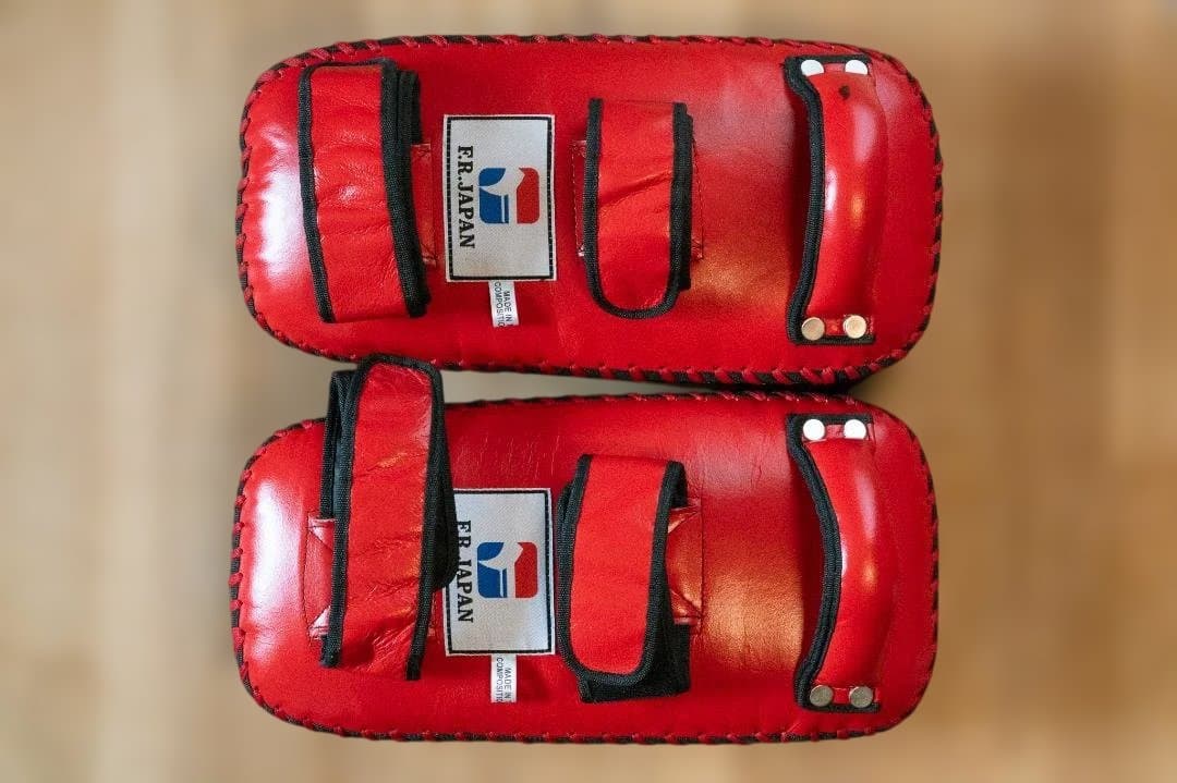 ムエタイ・キックミット 赤/黒 革製