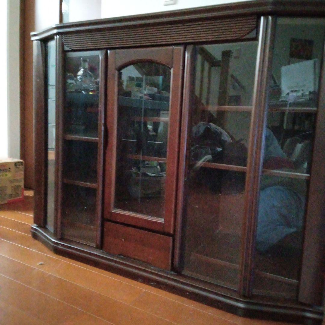ダークブラウン木製キャビネット ガラス扉付き