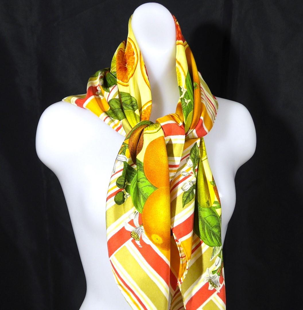 美品　GUCCI グッチ　大判シルクスカーフ　D503