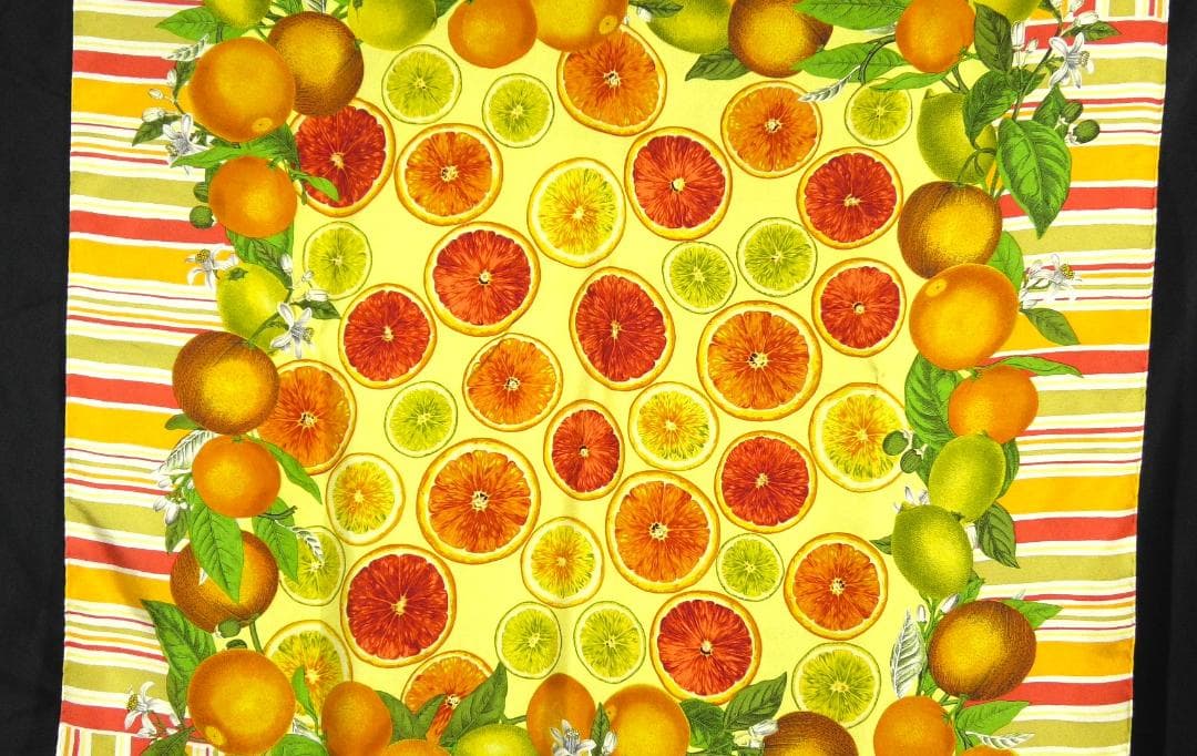 美品　GUCCI グッチ　大判シルクスカーフ　D503