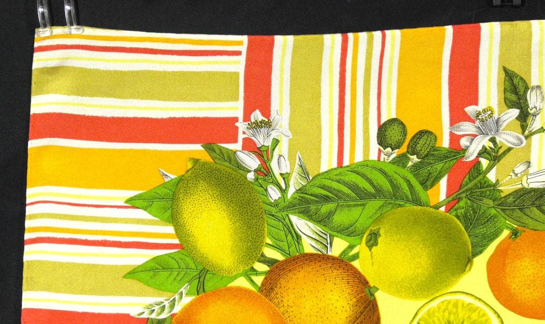 美品　GUCCI グッチ　大判シルクスカーフ　D503