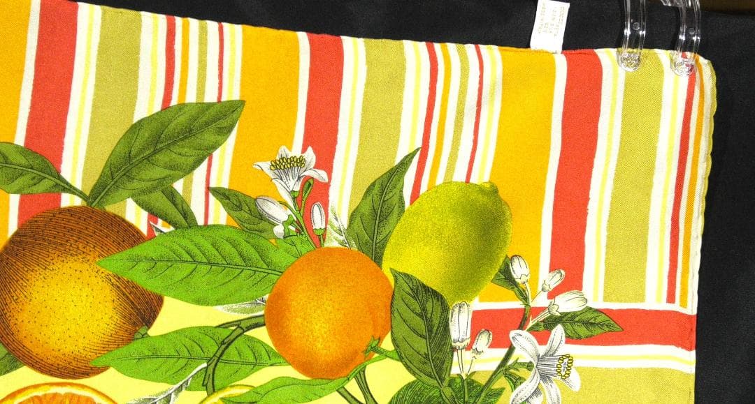 美品　GUCCI グッチ　大判シルクスカーフ　D503